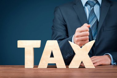 Vergi indirimi iş ve finansal kavramı. Kızgın işadamı metin vergi yok etmek deneyin.