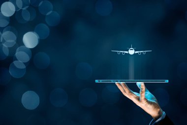 Hava bilet rezervasyon dijital tablet app veya çevrimiçi seyahat sigortası kavramları. Dijital tablet ve bir uçak sembolü olan kişi. 