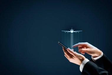 Hava bilet rezervasyon dijital tablet app veya çevrimiçi seyahat sigortası kavramları. Dijital tablet ve bir uçak sembolü olan kişi. 