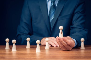 Başarılı takım lideri (Müdür, Ceo, pazar lideri) ve başka bir iş liderlik kavramları. İnsan kaynakları görevlisi seçin Takım Yöneticisi.