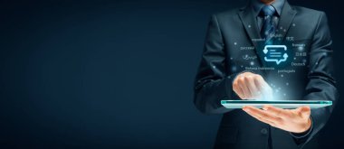 Tercüman app, dil kursu ve e-öğrenme kavramı. Dijital tablet, çeviri (oklar ve soyut metin ile konuşma balonu) ve ilk on internet kullanıcılarının diller sembolü olan kişi.
