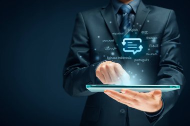 Tercüman app, dil kursu ve e-öğrenme kavramı. Dijital tablet, çeviri (oklar ve soyut metin ile konuşma balonu) ve ilk on internet kullanıcılarının diller sembolü olan kişi.