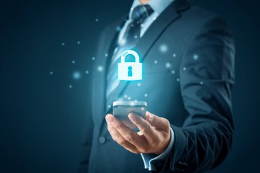 Akıllı cep telefonu (cep telefonu) güvenlik kavramı. Akıllı telefonu ve asma kilidin sembolü olan kişi.