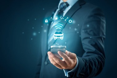 Akıllı araba, akıllı araç ve akıllı telefonları olan akıllı araba konsepti. Arabanın sembolü ve kablosuz iletişim yoluyla güvenlik, park yeri, yakıt, sürüş analizi, servis ve araba ayarları hakkında bilgi.