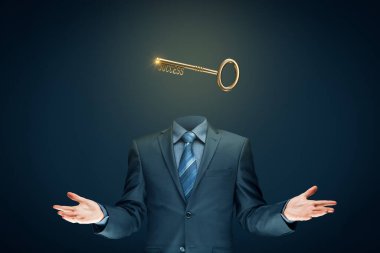 Koçun başarı için bir anahtarı var, motivasyon konsepti. Koç (yönetici, akıl hocası, insan kaynakları uzmanı) anahtar tarafından temsil edilen lider potansiyelini ve başarıyı açar.