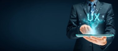 Dijital tablet uygulaması kavramında kullanıcı deneyimi (UX). Kullanıcı ve UX metni.