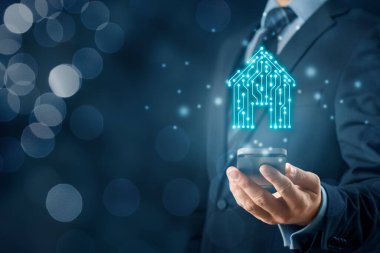 Akıllı ev, akıllı ev ve ev otomasyon uygulaması konsepti. pcb tasarımlı akıllı ev simgesi ve akıllı telefona sahip kişi.