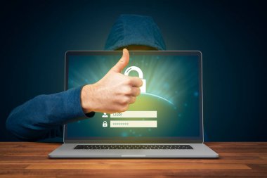 Antivirüs ve siber güvenlik konseptiyle not defteri şifre koruması. Korumalı bilgisayar için övgü kullanıcısı ile olumlu jestli bir hacker.