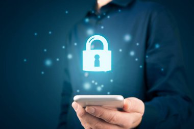 Akıllı cep telefonu (cep telefonu) güvenlik kavramı. Akıllı telefonu ve asma kilidin sembolü olan kişi.