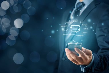 Çevirmen uygulaması, dil kursu ve e-öğrenme konsepti. Akıllı telefona sahip olan kişi, çeviri sembolü (oklu konuşma balonu ve soyut metin) ve en iyi on İnternet kullanıcı dili.