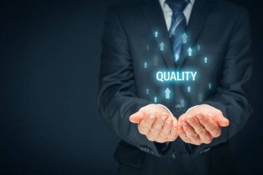 Koç kaliteyi artırmak için motive eder. Metin kalitesinde el ve oklar yukarı.