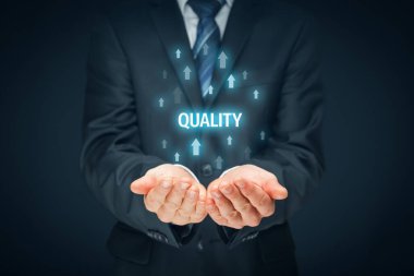 Koç kaliteyi artırmak için motive eder. Metin kalitesinde el ve oklar yukarı.