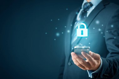 Akıllı cep telefonu (cep telefonu) güvenlik kavramı. Akıllı telefonu ve asma kilidin sembolü olan kişi.