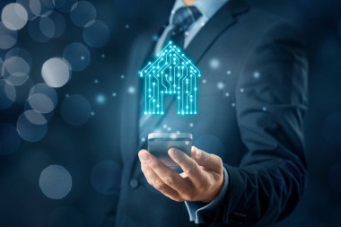Akıllı ev, akıllı ev ve ev otomasyon uygulaması konsepti. pcb tasarımlı akıllı ev simgesi ve akıllı telefona sahip kişi.