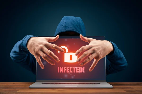 黑客篡夺了受感染和不受保护的计算机网络安全概念 笔记本和黑客用篡夺的手势 — 图库照片