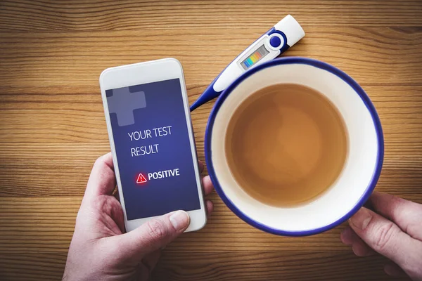 Hasta Akıllı Telefonunda Pozitif Tıbbi Test Tebligatı Covid Coronavirus Grip — Stok fotoğraf