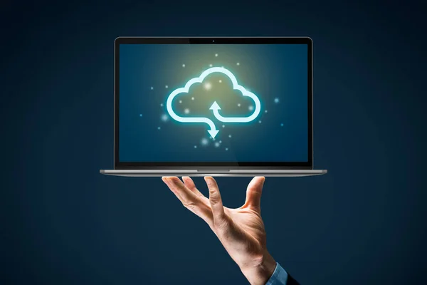 云计算备份概念 连接笔记本电脑和云 具有云计算图标和笔记本电脑的商人或信息技术专家 — 图库照片