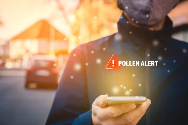 Предупреждение Пыльце Отчет Концепции Смартфона Человек Маске Смартфоне Уведомлением Аллергенах — стоковое фото