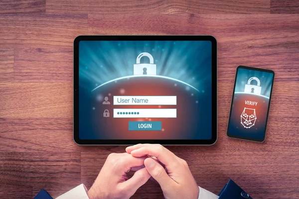 双因素认证 2Fa 和面向身份安全的概念 具有数字平板和智能电话及双因素认证安全程序的用户 平板设计 — 图库照片