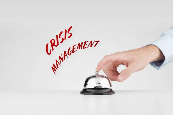 Koncepce Krizového Řízení Marketingu Krizový Manažer Překonává Alarm Stiskněte Zvonek — Stock fotografie