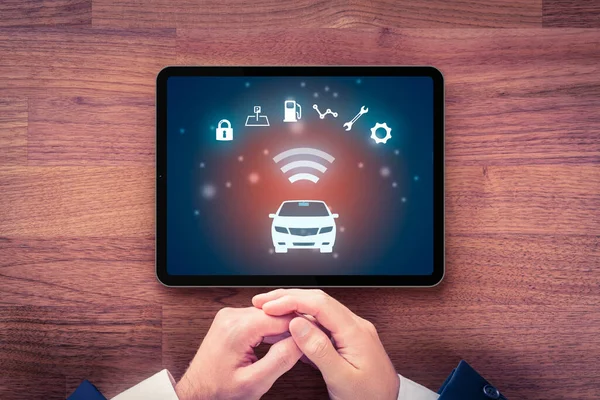 智能汽车应用于数字平板概念 智能汽车和智能汽车概念 汽车的符号和通过汽车无线通信获得的信息 — 图库照片