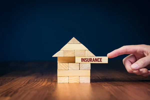 プロパティ 家族の家 保険の保護の概念 保険代理店は テキスト保険で最後の部分と家の完全な木製モデル — ストック写真