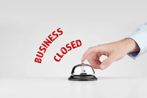 事業閉鎖破産の概念 ビジネスマンはビジネスを閉じる前にリングベルでアラームを打つ — ストック写真