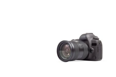 Beyaz arkaplanda DSLR fotoğraf makinesi var. Fotoğrafçılar için evrensel grafik ögesi çoğaltma ve tasarım.