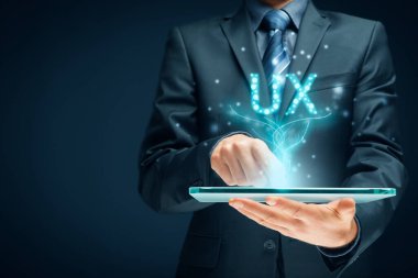 Dijital tablet uygulaması kavramında kullanıcı deneyimi (UX). Kullanıcı ve UX metni.