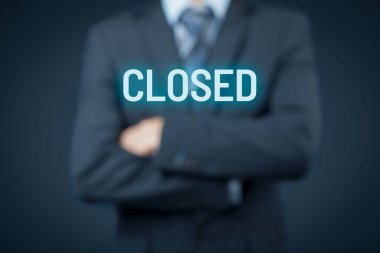 İflas kavramı kapandı. Pasif istifa jesti ve metin kapatılan bir iş adamı.