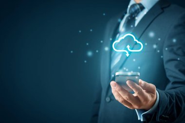 Bulut hesaplama konsepti - akıllı telefonu buluta bağla. Bulut hesaplama simgesi ve akıllı telefonu olan iş adamı veya bilgi teknolojisi uzmanı.