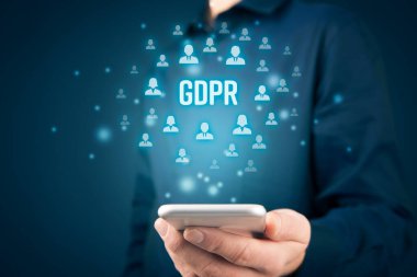 GDPR (genel veri koruma düzenlemesi) ve akıllı telefon kavramı. Metin GDPR ve insanların simgeleri ile iş adamı veya bilişim teknolojisi uzmanı.
