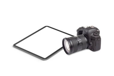 Beyaz zemin üzerinde modern dijital tablet ve DSLR kamera. Fotoğrafçılar için evrensel grafik ögesi çoğaltma ve tasarım.