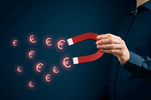 金融の成功の概念 お金のための磁石ユーロ概念 磁石を持つビジネスマンの手はユーロのシンボルを引き付ける — ストック写真