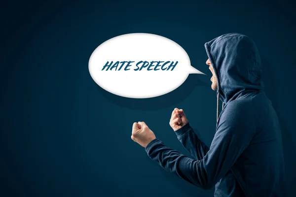网络仇恨言论问题的概念 带有攻击性的表情和手势的人和带有文字仇恨言论的冒泡者 — 图库照片
