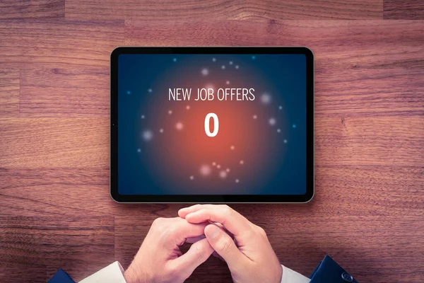 没有新的工作提供概念 在经济危机 失业的商人在数字平板电脑上寻找工作 并在早餐时查看新的工作机会 — 图库照片
