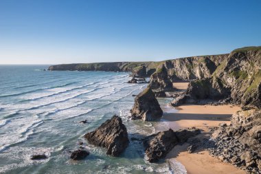 Bedruthan adımları güzel alacakaranlık günbatımı manzara görüntüsü kaya yığınları İngiltere'deki West Cornwall sahilindeki