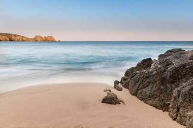 Porthcurno Beach İngiltere'de Güney Cornwall sahilindeki güzel günbatımı manzara resim