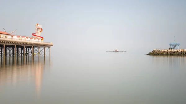 Minimalistische Bildende Kunst Bild Einer Bunten Seebrücke Gegenüberstellung Mit Einer — Stockfoto