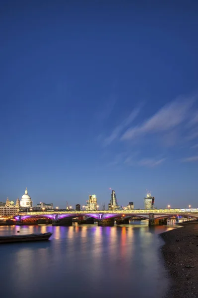 迷人的伦敦城市天际线景观在夜间与发光的城市灯光和标志性地标 Buldings 和地点 — 图库照片