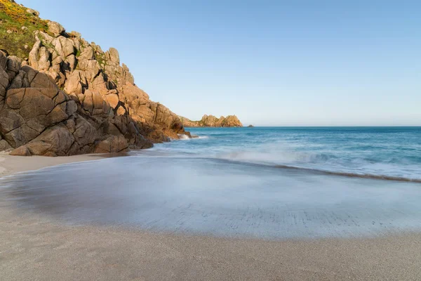 Porthcurno Beach İngiltere'de Güney Cornwall sahilindeki güzel günbatımı manzara resim
