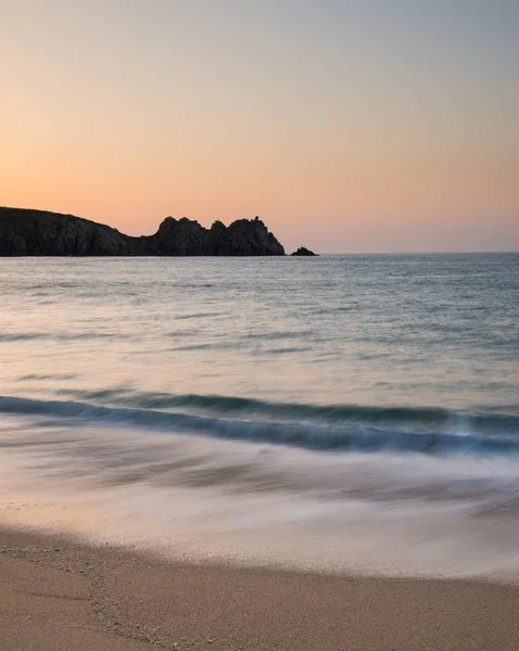 Hermosa Imagen Colorida Del Paisaje Del Amanecer Playa Porthcurno Costa —  Fotos de Stock