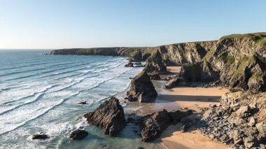 Bedruthan adımları güzel alacakaranlık günbatımı manzara görüntüsü kaya yığınları İngiltere'deki West Cornwall sahilindeki