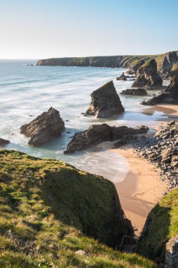 Bedruthan adımları güzel alacakaranlık günbatımı manzara görüntüsü kaya yığınları İngiltere'deki West Cornwall sahilindeki