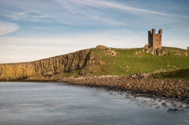 İngiltere 'nin Northumberland sahilindeki Dunstanburgh Şatosu' nun güzel manzarası.