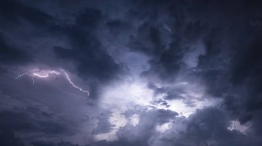 Çarpıcı yıldırım fırtınada azgın moody dramatik gökyüzü