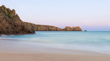 Porthcurno Beach İngiltere'de Güney Cornwall sahilindeki güzel günbatımı manzara resim