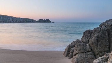 Porthcurno Beach İngiltere'de Güney Cornwall sahilindeki güzel renkli gündoğumu manzara resim