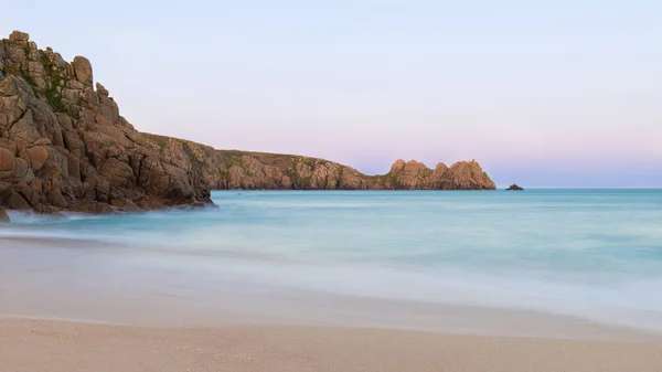 Hermosa Imagen Del Paisaje Del Atardecer Playa Porthcurno Costa Sur —  Fotos de Stock