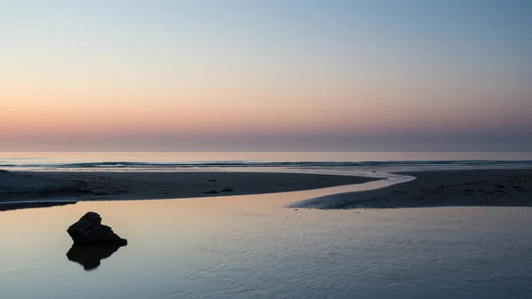 Splendida Colorata Alba Vibrante Sulla Bassa Marea Paesaggio Spiaggia Scena — Foto Stock